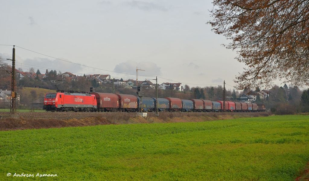 189 055 zieht einen Gterzug durch Ebersbach/Fils in Richtung Stuttgart/Kornwestheim. (26,11,2011)