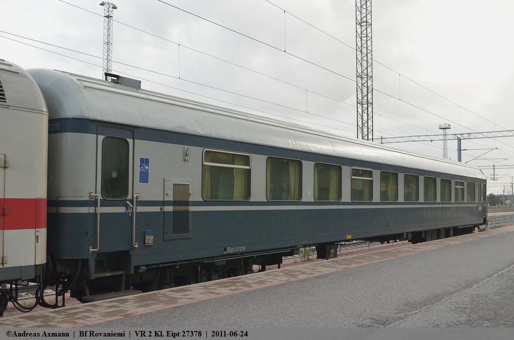 2 Kl. Wagen Eipt 27378, er wird im P274  Santa Claus Express  um 21:08 Uhr nach Helsinki fahren. (24,06,2011)