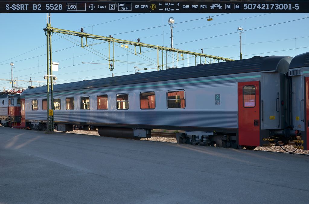 2-Klasse Personenwagen Typ B2 (50742173001-5) der SJ steht abgestellt im Bf Kiruna fr die Morgendliche Fahrt nach Lule als IC 7011. (17,06,2011)