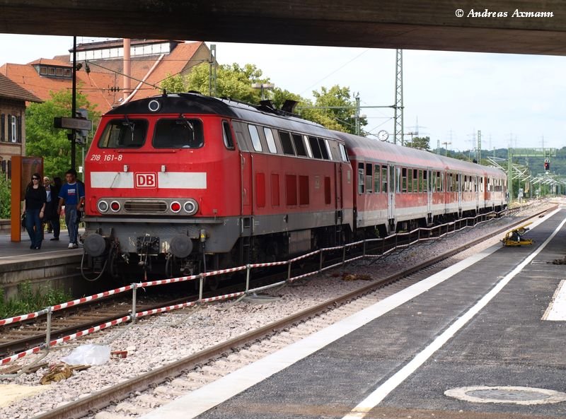 218 161-8 ist als RB13966 aus Oberlenningen angekommen und macht sich auf die fahrt als BR13971 nach Kirchheim/T bereit. (08.06.2009)