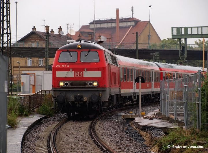 218 161-8 berquert die Bahnhofstrae und fhrt gleich am Alten Kirchheimer Bahnsteig vorbei nach Oberlenningen als RB13963. (23.06.2009)