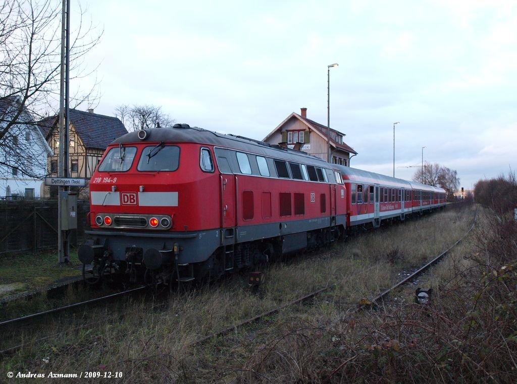 218 194 ist gerade in Dettingen/T eingefahren und wartet kurz auf einen Fotografen um weiter nach Wendlingen/N zurck zu fahren. (10.12.2009)
