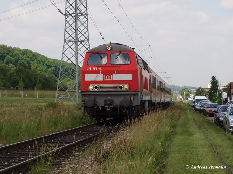 218 196-4 mit RB13945 nach Oberlenningen, hier in Wendlingen/N Bosslerstrae (05.06.2009)