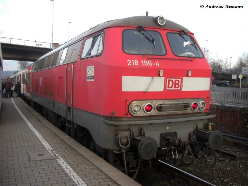 218 196-4 in Wendlingen wartet auf seine Fahrgste zur Rckfahrt nach Kirchheim/Teck (09.12.2008)