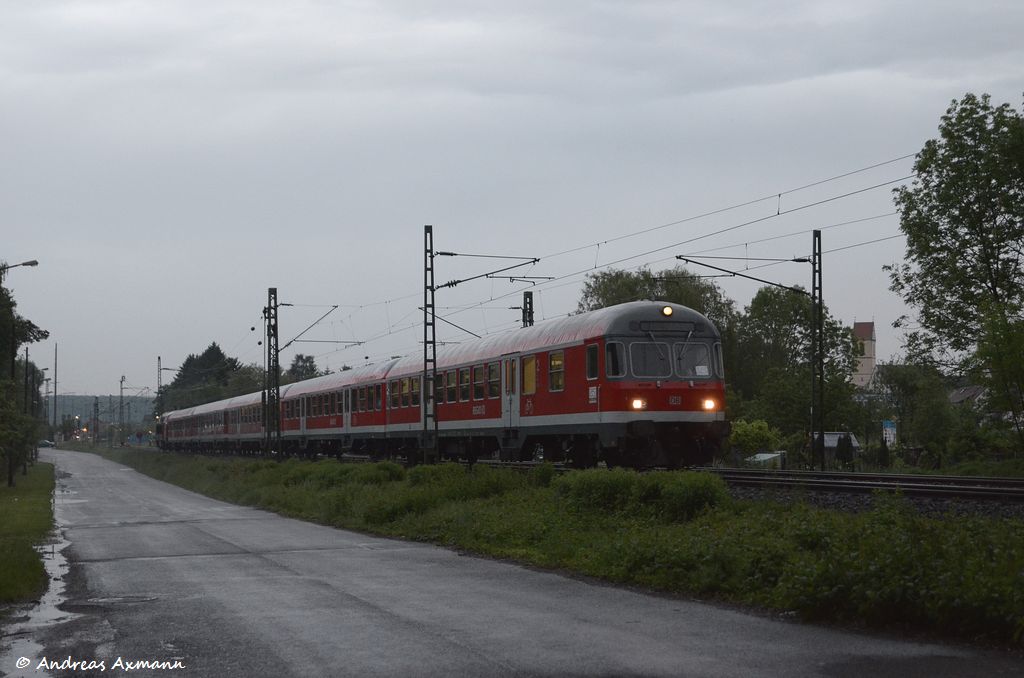 218 326 mit RE 28635 bei Unterdurchschnitlichem Wetter durch Wendlingen am Neckar nach Tbingen/Aulendorf. (18.05.2012)