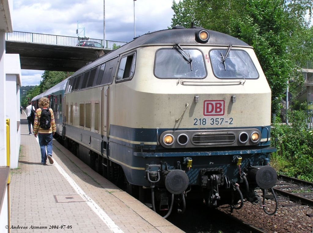 218 357-2 / Bf. Wendlingen am Neckar / RB 19043 nach Oberlenningen. (08.07.2004)