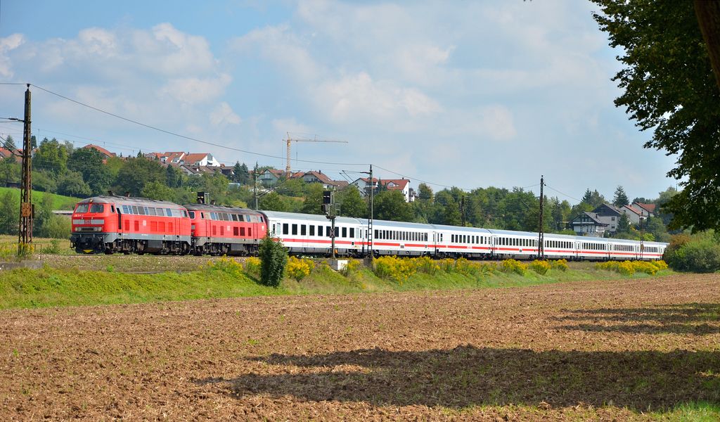 218 390 und 218 456 mit ihrem IC 2012 von Oberstdorf durch Ebersbach/Fils nach Stuttgart. (20,08,2011)