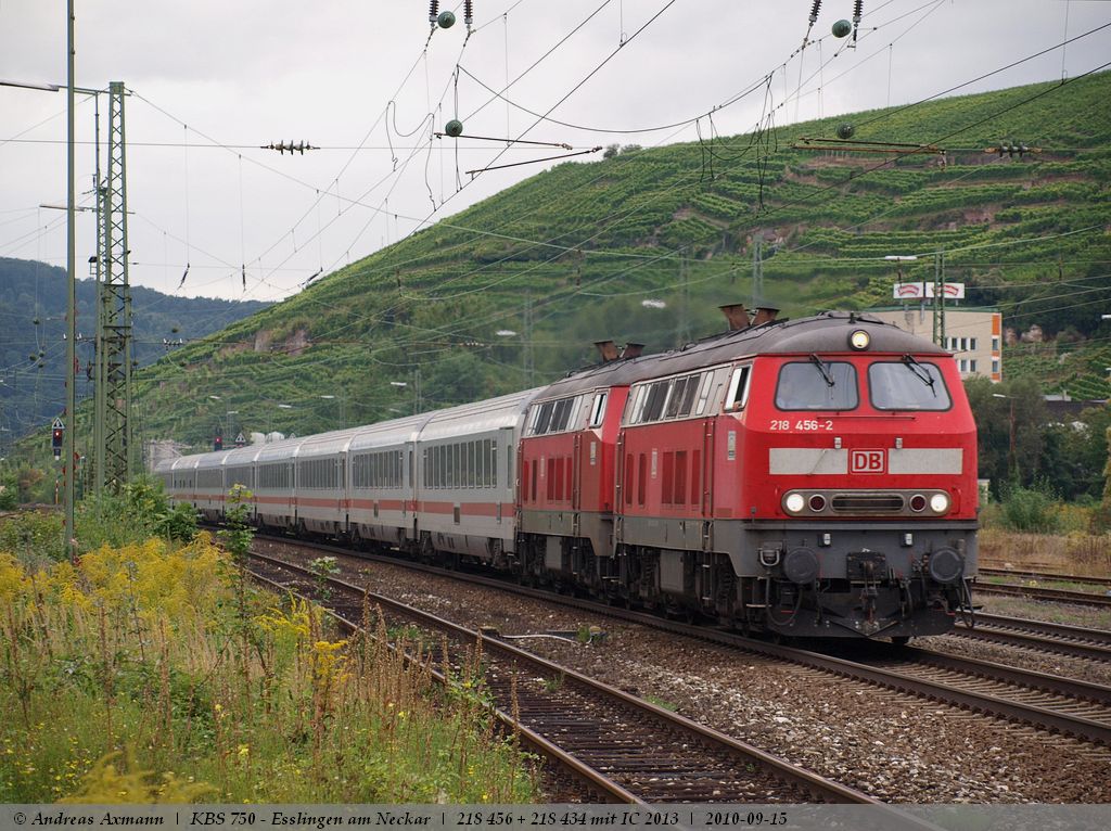 218 459-2 mit Schwesterlok 218 434-9 auf dem Weg von Stuttgart nach Obersdorf bei der Durchfahrt durch Esslingen/Neckar. (15,09,2010)