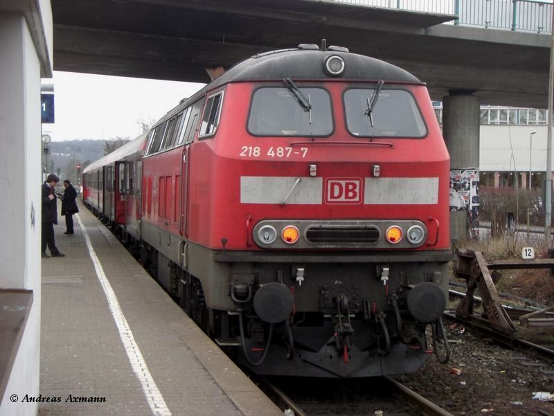 218 487-7 in Wendlingen wartet auf seine Fahrgste zur Rckfahrt nach Oberlenningen (23.02.2009)