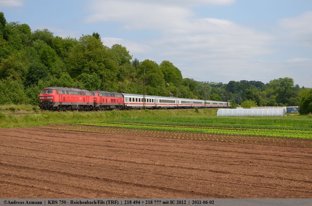 218 494 mit 218 ??? und ihrem IC 2012 von Oberstdorf nach Stuttgart bei Reichenbach/Fils. (02,06,2011)