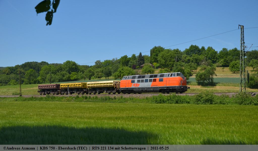 221 134 von RTS Rail Transport Service GmbH mit drei Schotterwagen in Richtung Ulm/Mnchen ?? durch Ebersbach/Fils. (25,05,2011)