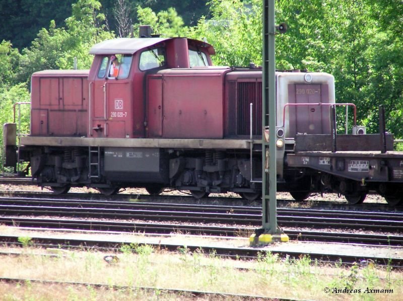 290 020-7 bei Rangierarbeiten im alten Plochinger Gterbahnhof (28.04.2004)