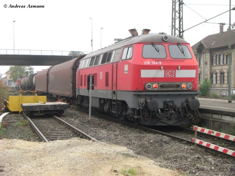 294 680-4 und schiebende 218 194-9 bringen ihren Gterzug FZ56106 auf der KBS 761 Richtung Kirchheim/Teck (Fa. Scheufelen - Oberlenningen) an der Baustelle fr die neue S1 nach Kirchheim/Teck vorbei (09.10.2008)