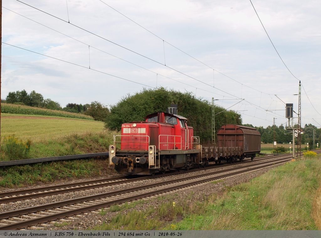 294 684-6 ist mit einem Kurzen Gterzug auf dem Weg nach Plochingen bei Ebersbach/Fils. (26,08,2010)