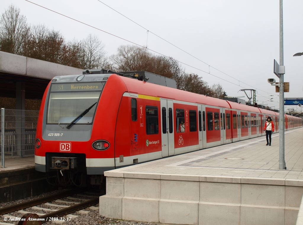 423 523 und 423 505 fahren um 9:51 Uhr als S1 7125 nach Herrenberg. (17.12.2009)