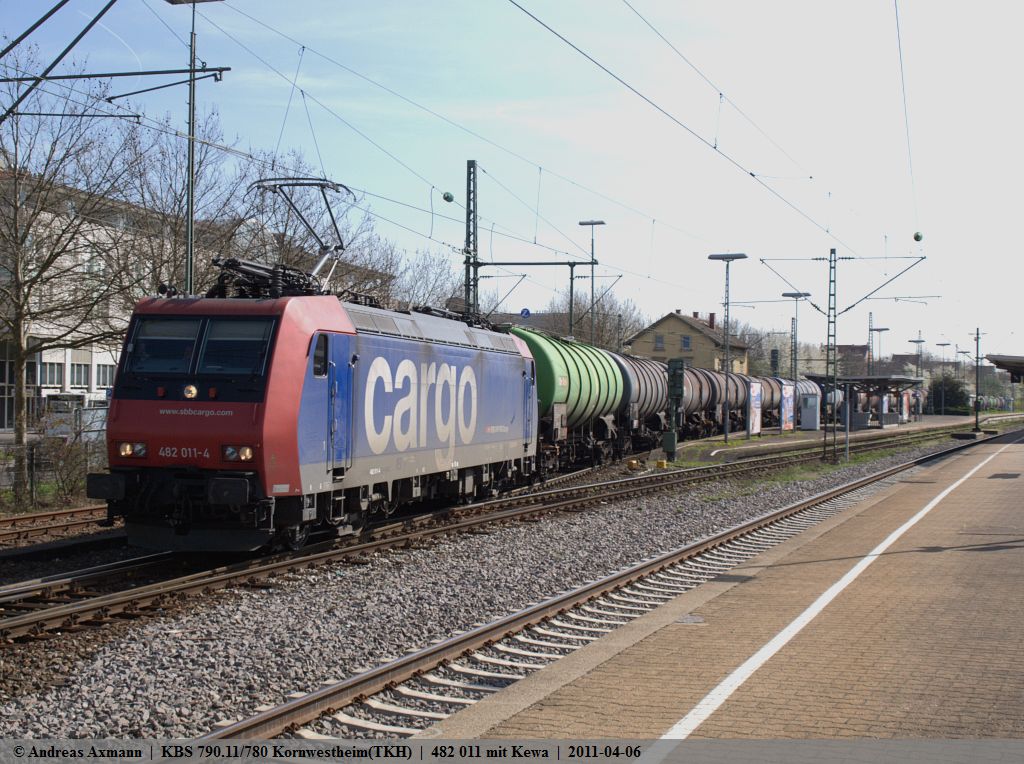 482 011 mit einem Kesselwagenzug kommt vom Stuttgarter Hafen ber die Schusterbahn durch Kornwestheim. (06,04,2011)
