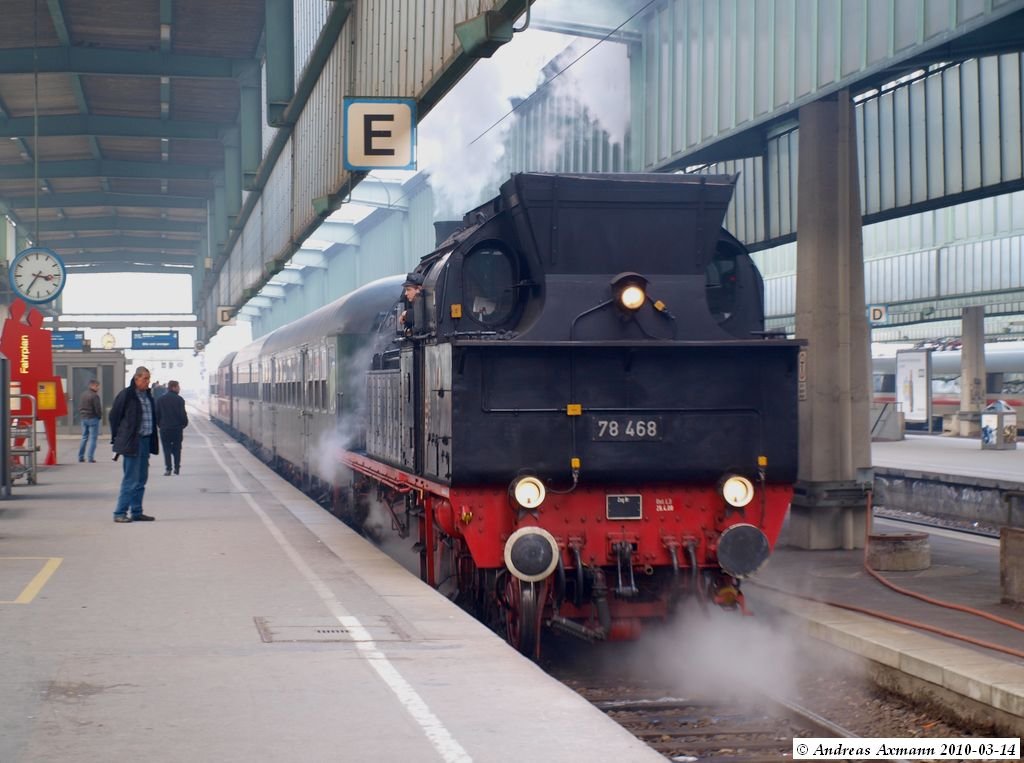 78 468 [Mit dem Dampfzug auf der Gubahn...] fhrt vom Stuttgarter Hbf aus zum Wasser und Kohlefassen in das BW Stuttgart. (14,03,2010)