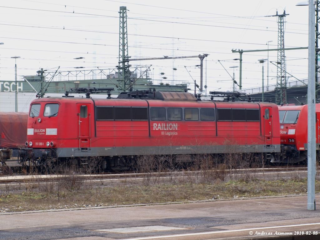 Abgebgelt steht in Plochingen und warten auf Arbeit, 151 135-1. (08,02,2010)