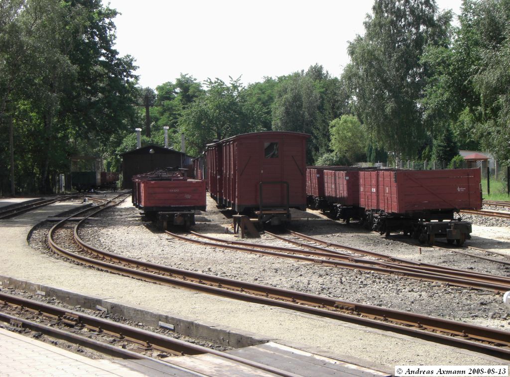 Abgestellte Gterwagen der Waldbahn in Weiwasser. (13,08,2008)