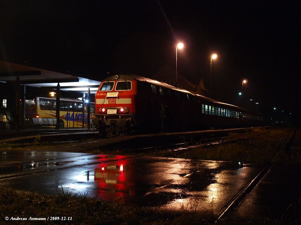Abschiedstag von Lokbespannten Zgen auf der Teckbahn mit 218 494 und n-Wagen, hier in Oberlenningen als RB13968/RB13973. (11.12.2009)