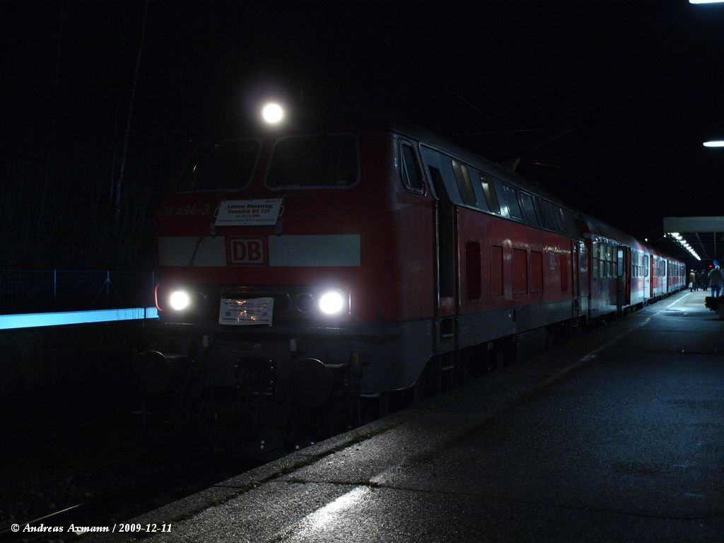 Abschiedstag von Lokbespannten Zgen auf der Teckbahn mit 218 494 und n-Wagen, hier in Kirchheim/T als RB13981/RB13976. (11.12.2009)