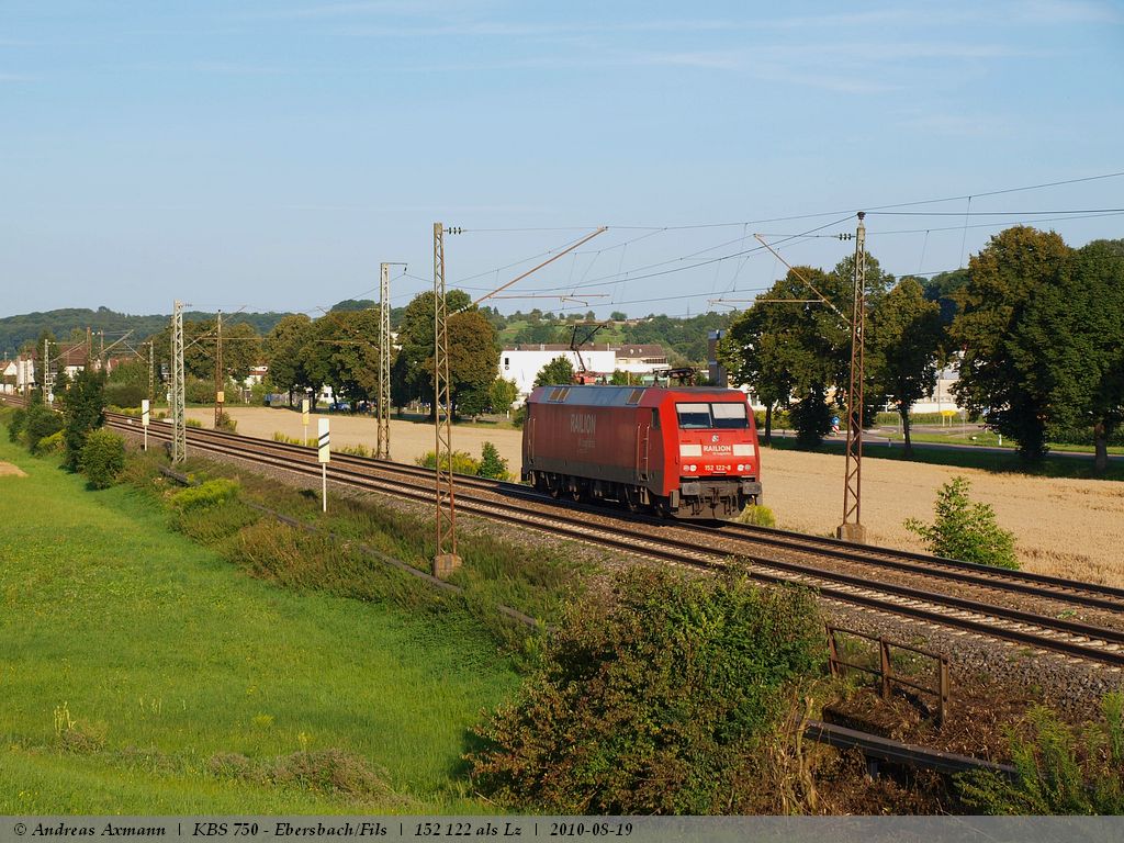 Als Lz fhrt 152 122-8 aus Stuttgart kommend in Richtung Ulm bei Ebersbach/Fils. (19,08,2010)