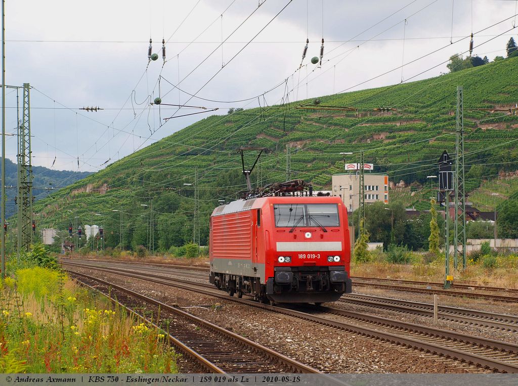 Als Lz kommt mir 189 019-3 aus Stuttgart bei der durchfahrt durch Esslingen/Neckar mir entgegen. (18,08,2010)