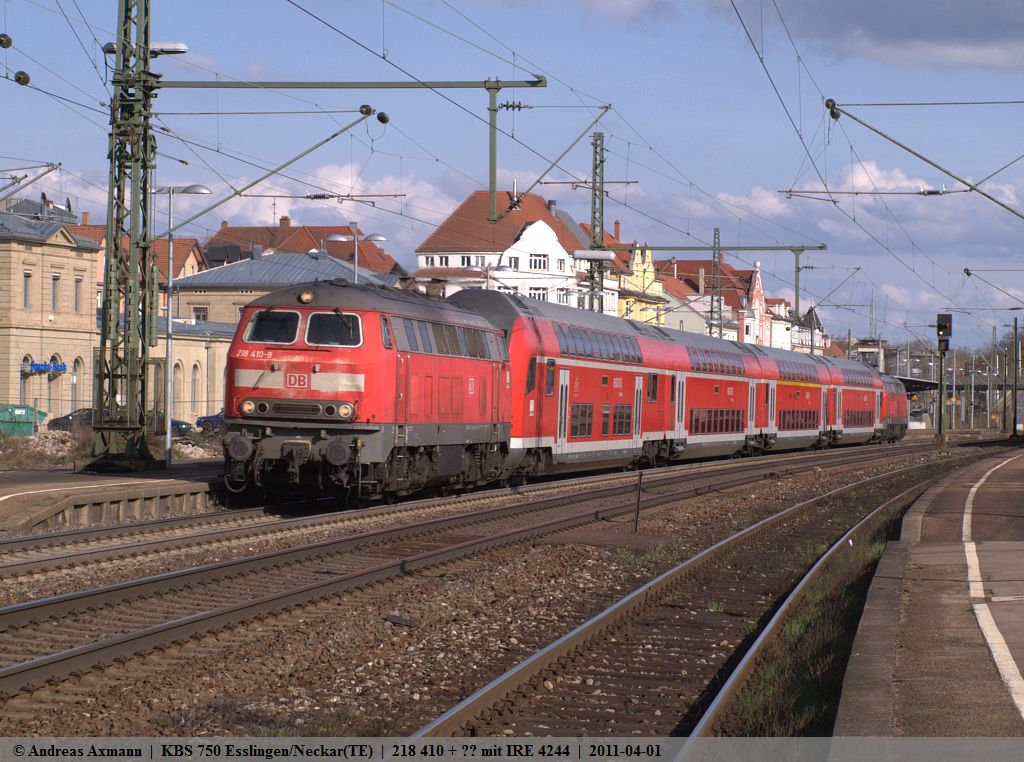 Als Sandwich bringen 218 410 und 218 ? ihren IRE 4244 von Ulm nach Stuttgart beider durchfahrt Esslingen/Neckar. (01,04,2011)
