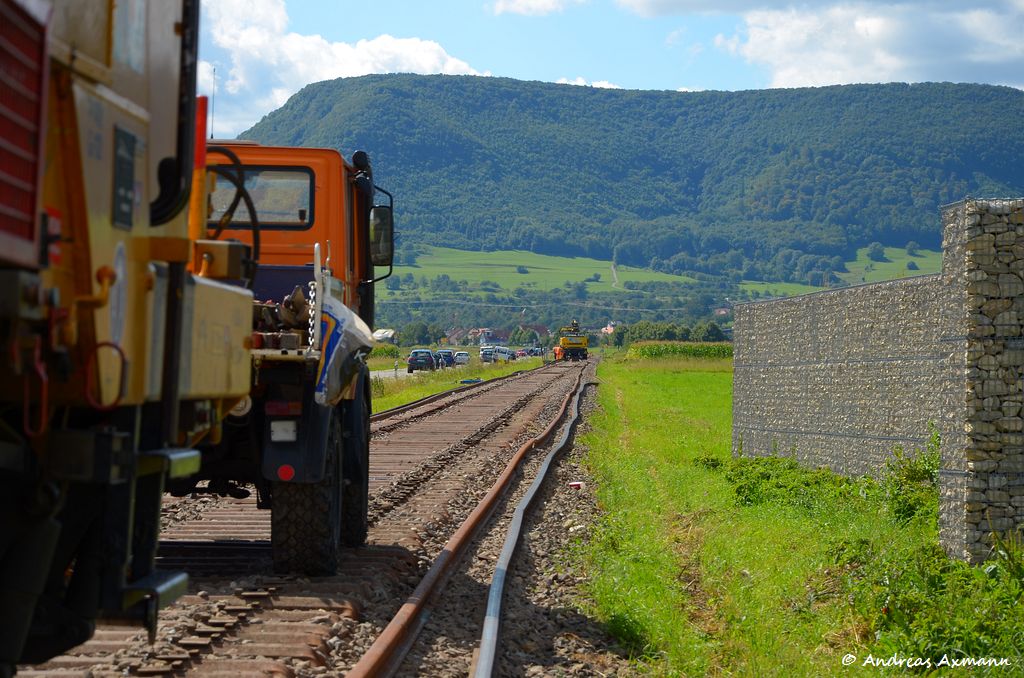 Auf dem Weg von Dettingen nach Owen, das neue Gleis innen und das alte Gleis auen. Gerade wird das alte Gleis abgebaut und die Vorbereitungen fr weitere Arbeiten laufen auch am Sonntag weiter. (28:08:2011)