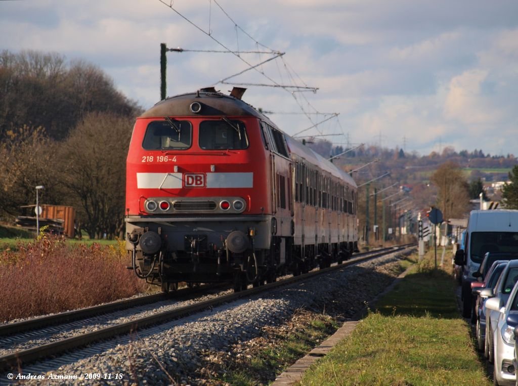 Auf dem weg nach Wendlingen/N kurz vor dem Bahnbergang Speckweg konnte ich 218 196-4 mit seiner RB13944 ablichten.