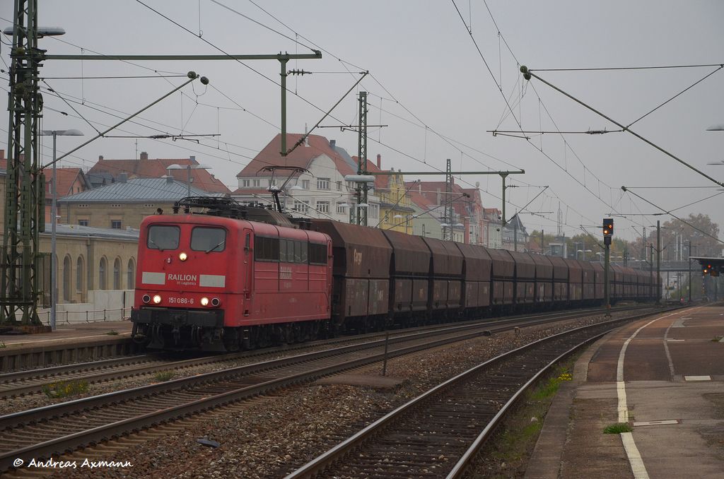 Auf langsammer fahrt durch Esslingen am Neckar mit 151 086 und ihrem Fals-Wagenzug in Richtung Stuttgart/Kornwestheim. (09,11,2011)