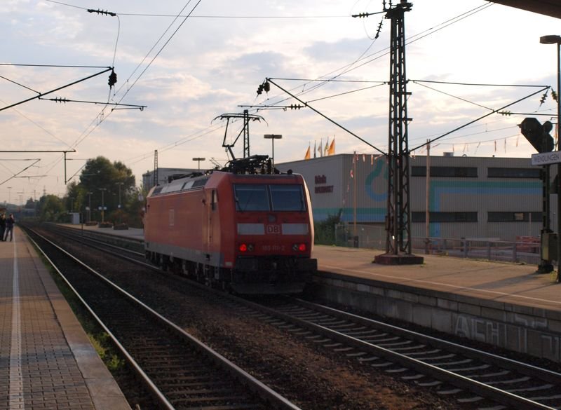 Beim Warten auf RB 13974 aus Oberlenningen kam pltzlich aus Stuttgart, fahrtrichtung Tbingen die 185 111-2 gefahren, desswegen langte es nur zu einem Nachschuss. (24.09.2009)