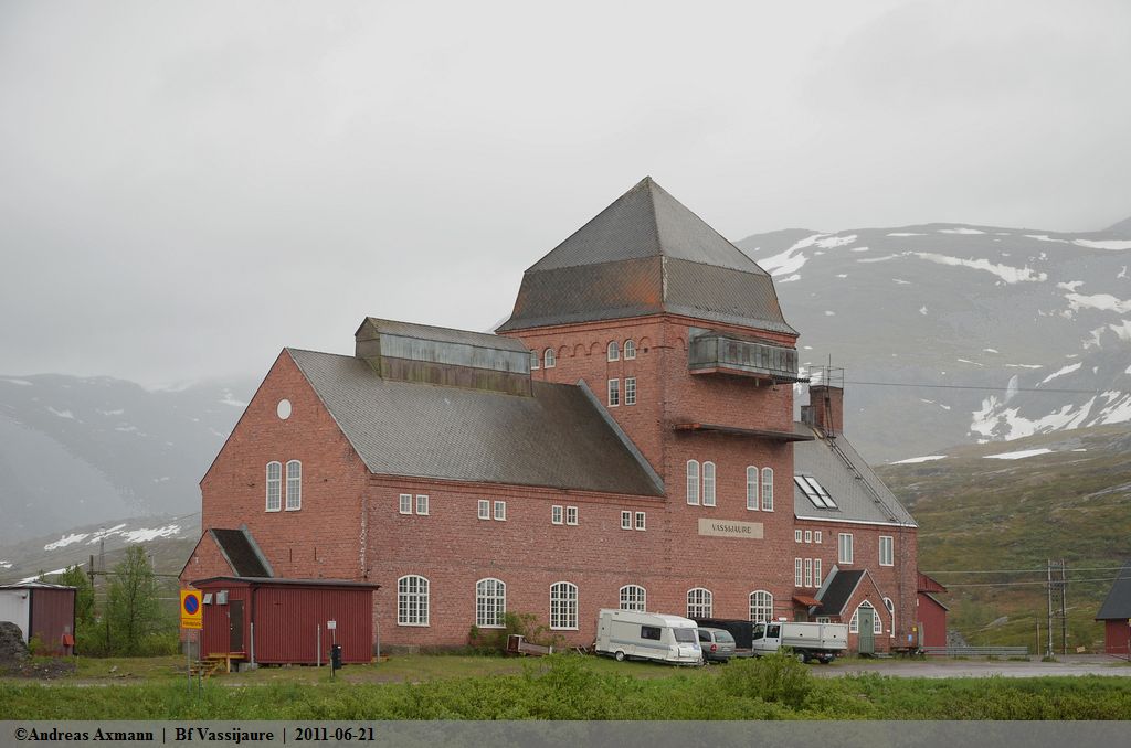 Bf Vassijaure liegt an der Malmbanan (Erzbahn) an der Strecke Kiruna-Narvik gelegen. (21,06,2011)