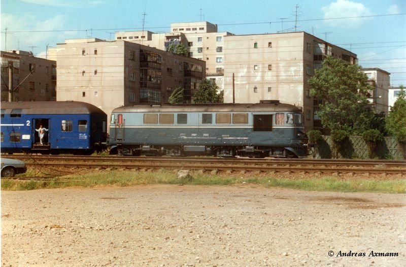 CFR Diesel-Elektrische Lok 60 mit ihrer Doppelstockgarnitur 16-17+26-17 ist bei Ploiesti unterwegs. (05.1997) Scan von Bild.