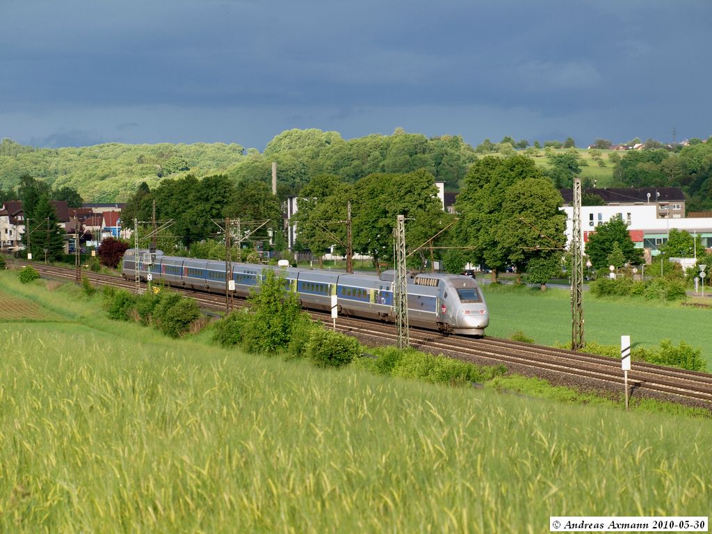 Dem Regen hinterher fuhr der TGV 9575, als er gerade an Reichenbach/Fils vorbei durch ein Sonnenloch fuhr. (30,05,2010)