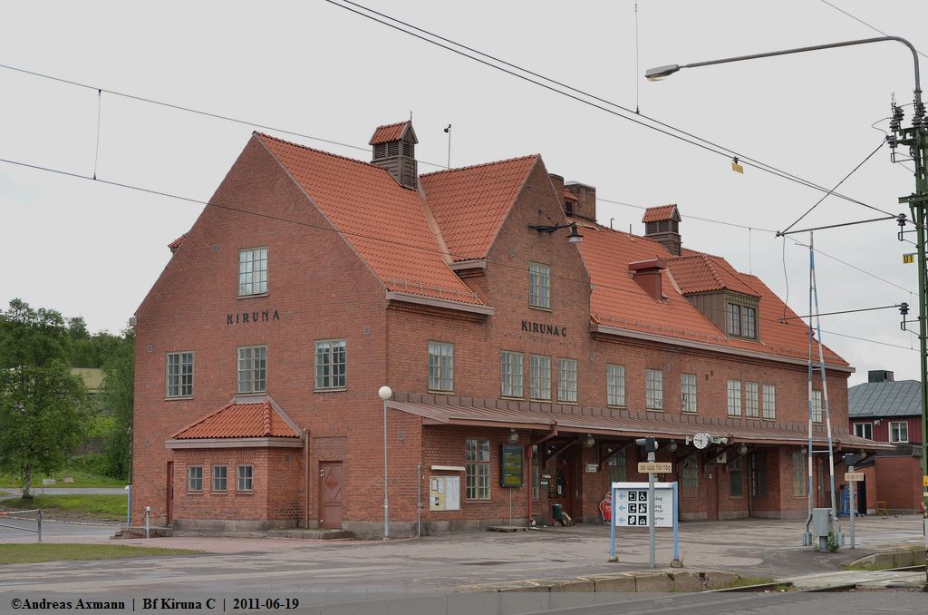 Der Bahnhof Kiruna C der zuerst Luossavaare hies, mu leider in den nchsten Jahren der Bahnhof und die Innenstadt von Kiruna (Schneehuhn) um ca. 4-5 km versetzt werden. (19,06,2011)