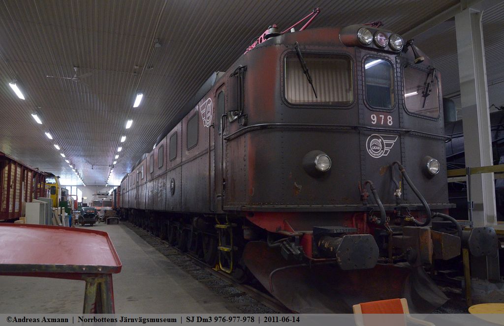 Die dreiteiligen Lokomotiven Dm3 waren fr viele Jahre die leistungsstrksten Elektrolokomotiven der Welt. 2004 kam die MTAB Dm3 976-977-978, noch mit brauner Frbung, zum Norrbottens Jrnvgsmuseum. (14,06,2011)