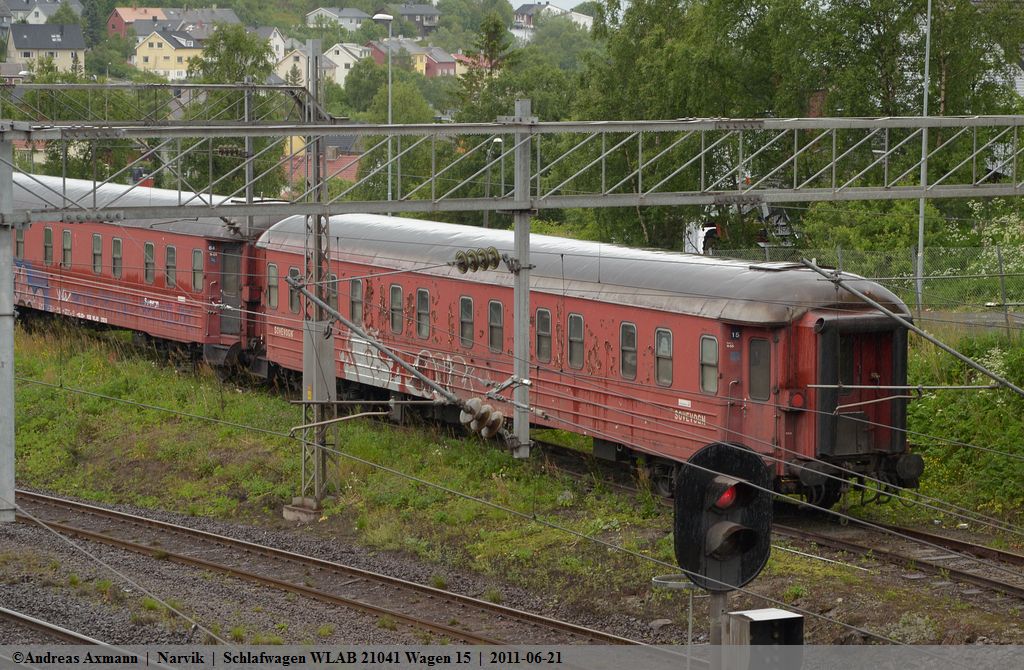 Direkt an der Frydenlundgata, stehen die drei Schlaf- und Gepckwagen WLAB 21041 Wagen 15 / WLAB 21035 Wagen 64 / F3 21420. (21,06,2011)