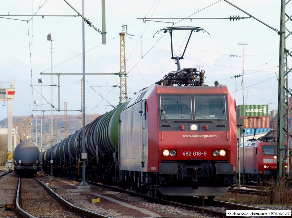 Direkt nach einfahrt in den Stuttgarter Hafen/Umschlagbahnhof setzt sich 482 018-9 vor die Kesselwagen um sie wegzufahren. (31,03,2010)