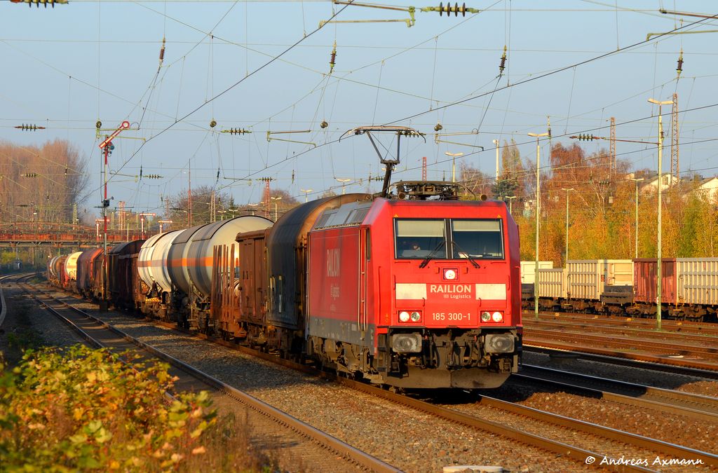 Durchfahrt fr 185 300 mit ihrem Gemischten Gterzug durch Dsseldorf-Rath. (11,11,2011)