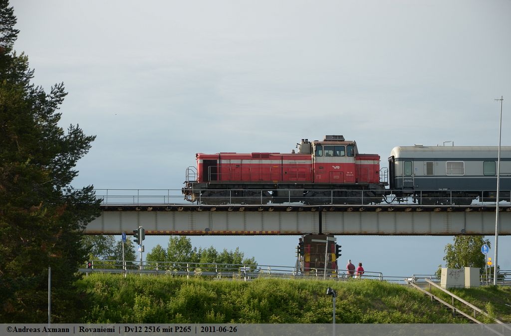 Dv12 2516 berquert mit dem P265 auf ihrer fahrt nach Kemijrvi den Ounaskoski. (26,06,2011)