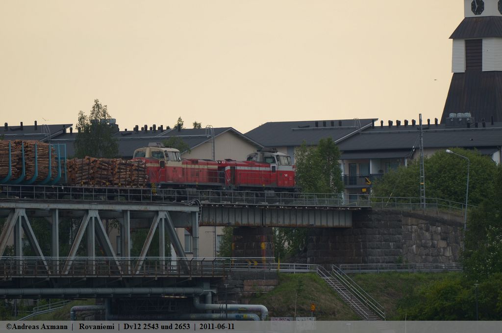 Dv12 2543 und 2653 mit einem Holzzug auf der   Ounaskoski Brcke  von Kemijrvi nach Rovaniemi weiter nach ?. (11,06,2011)