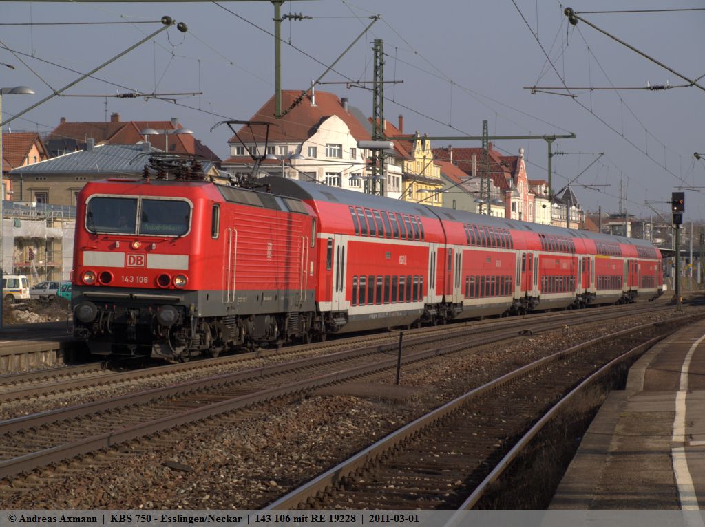 Ein Bild mit Seltenheitswert in letzter Zeit, 143 106 mit RE 19228 aus Ulm auf seiner fahrt ber Stuttgart nach Mosbach-Neckarelz bei seinem Halt in Esslingen am Neckar. (01,03,2011)