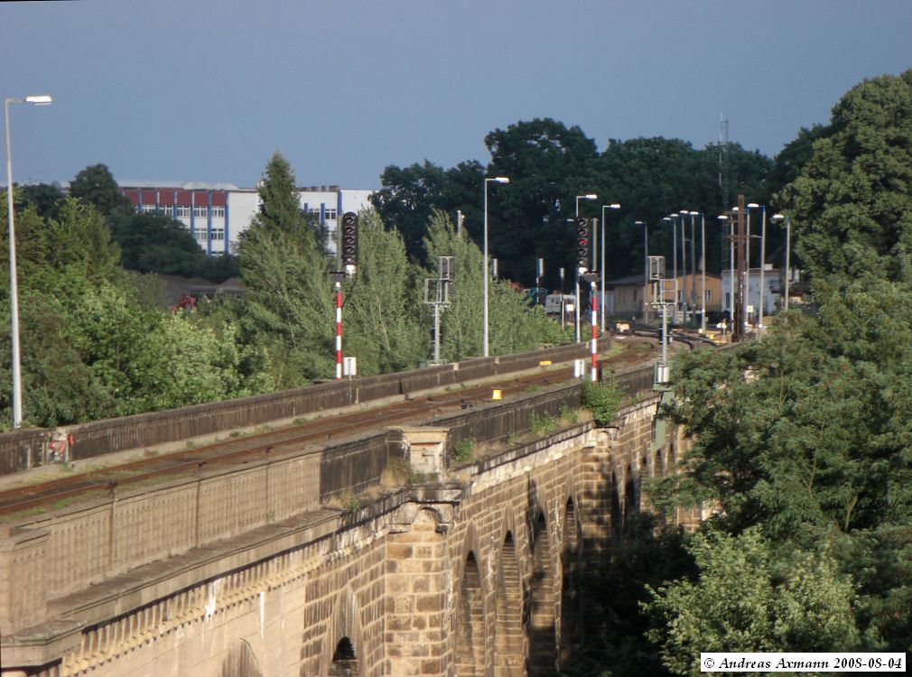 Ein Blick nach Polen mit Lichtanlagen fr den Zugverkehr auf dem Neieviadukt in Grlitz, Ausichtspunkt und Grenzbergang Zgorzelec fr Eisenbahn ber die Neise nach Polen. (04,08,2008)