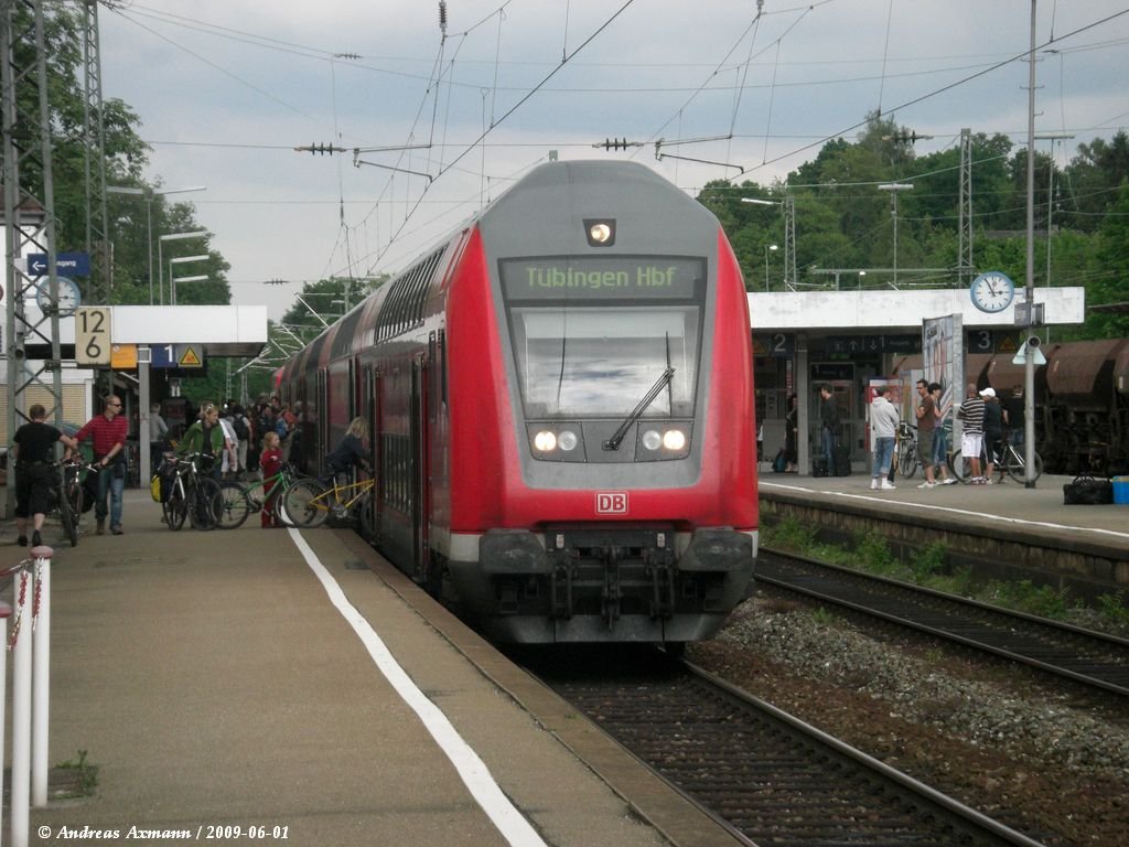 Ein gut gefllter RE22031 wird demnchst nach Tbingen losfahren. (01.06.2009)