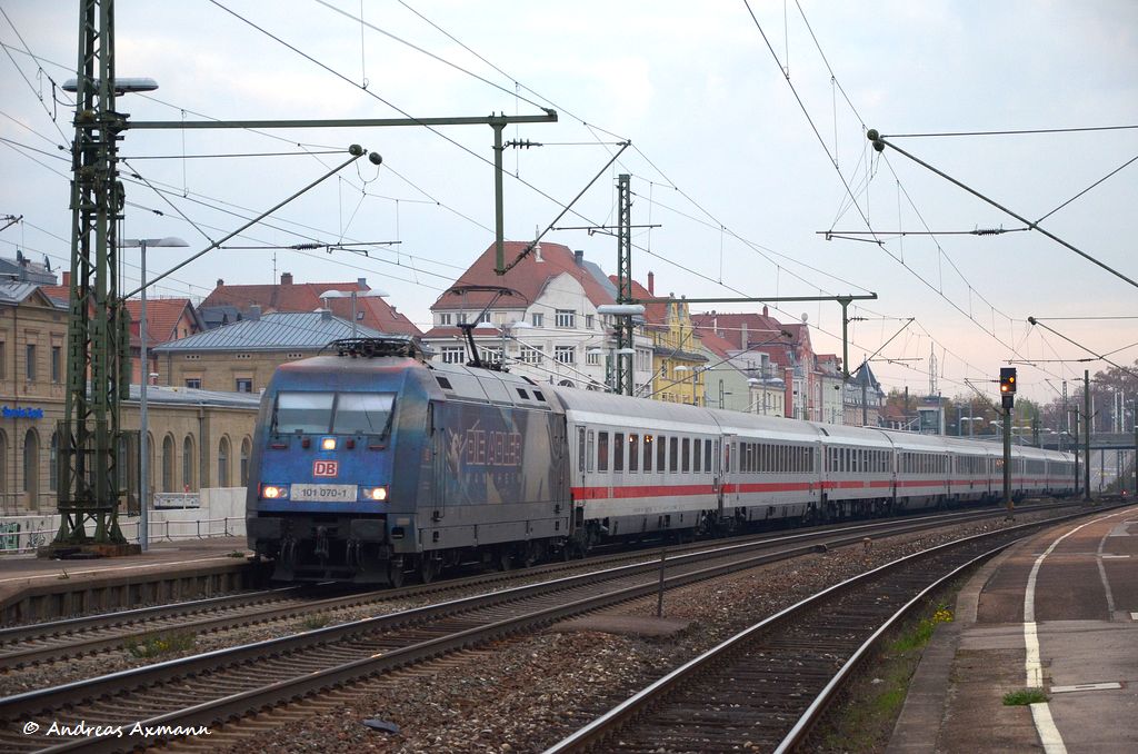 Eine total verdreckte  Adler Mannheim  101 070 kommt aus Mnchen mit dem IC 114 durch Esslingen am Neckar in Richtung Stuttgart gefahren. (18,11,2011)