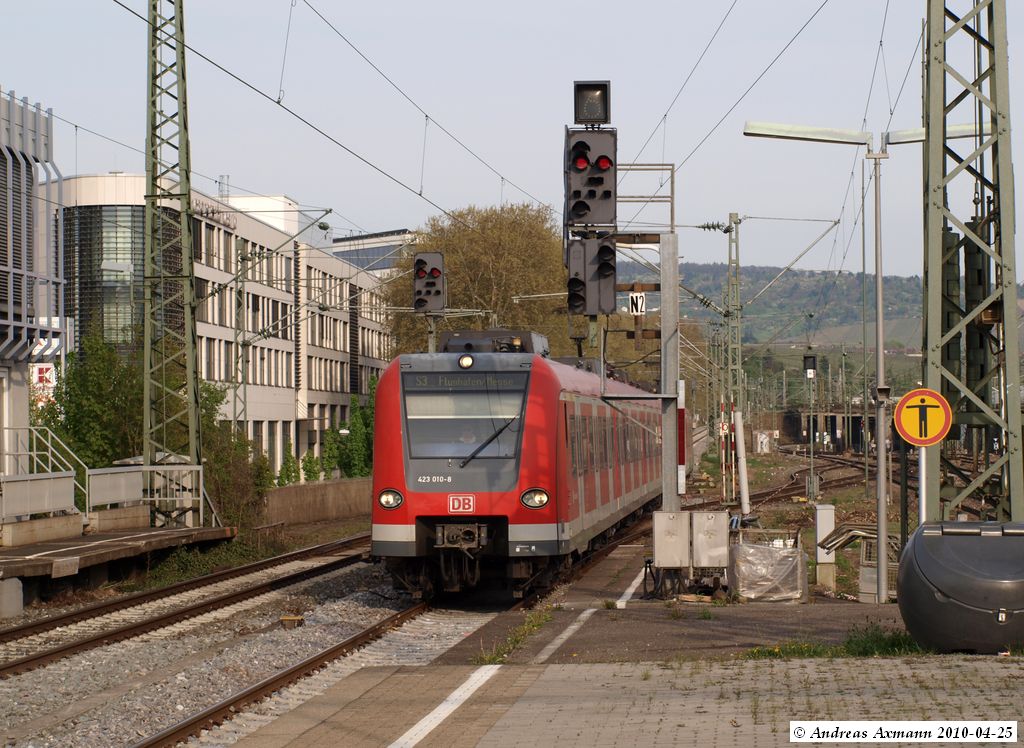 Einfahrt S3 von Backnang nach Stuttgart Flughafen/Messe in Bad Cannstatt. (25,04,2010)