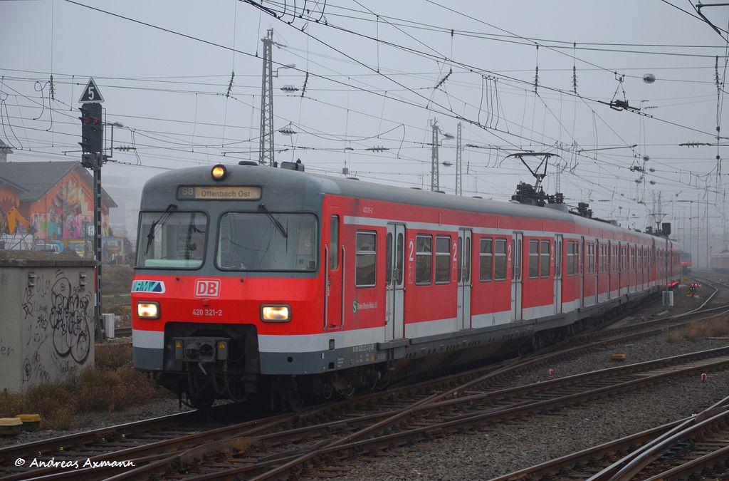 Einfahrt der S8 mit 420 321 und 420 294 aus Offenbach(Main) Ost in den Hbf Wiesbaden. (24,11,2011)