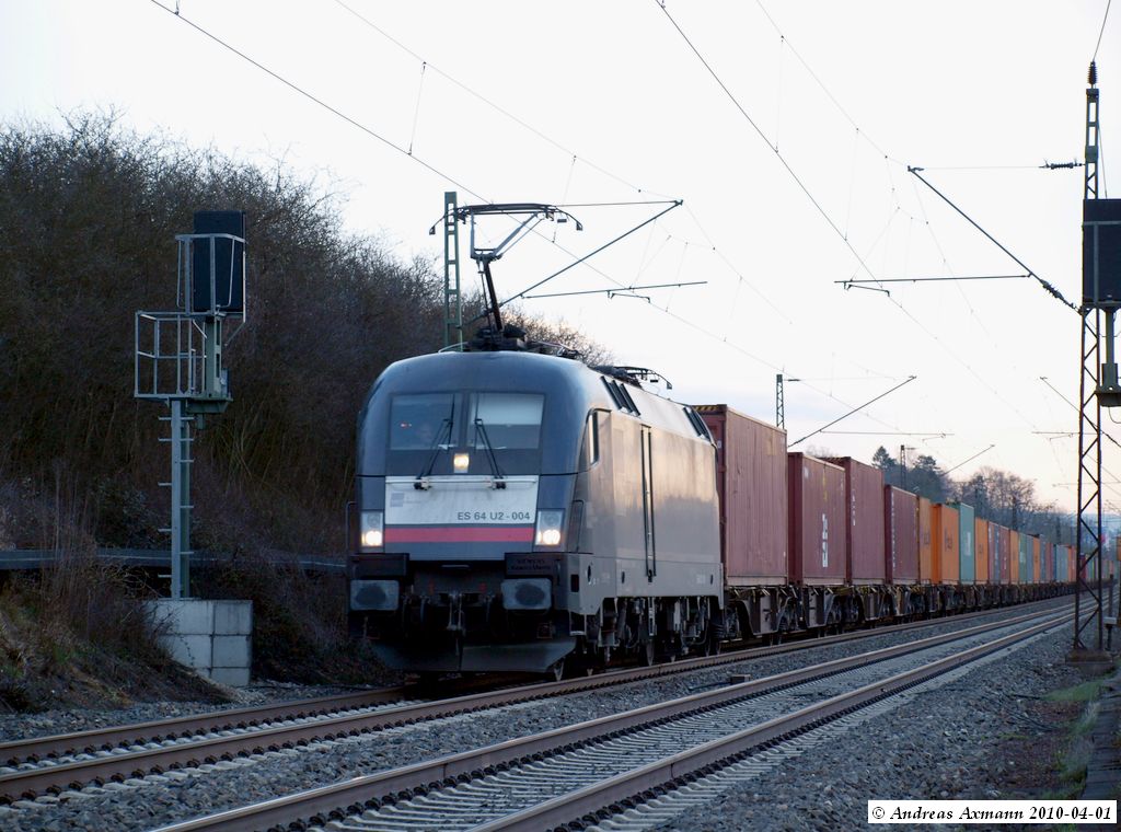 ES 64 U2-004 mit einem Containerzug nach Untertrkheim bei Reichenbach(Fils). (01,04,2010)