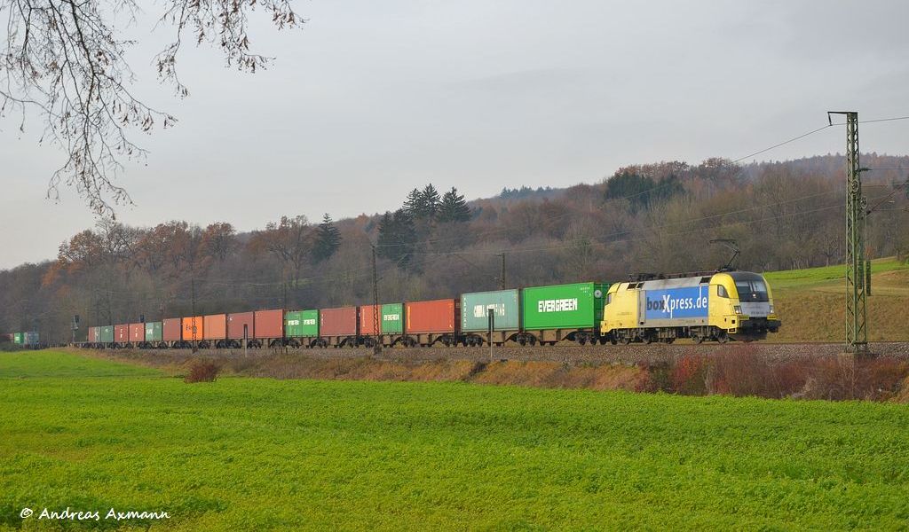 ES 64 U2-008 (182 508) auf ihrem Weg durch Ebersbach/Fils nach Beimerstetten mit ihrem boXpress. (26,11,2011)